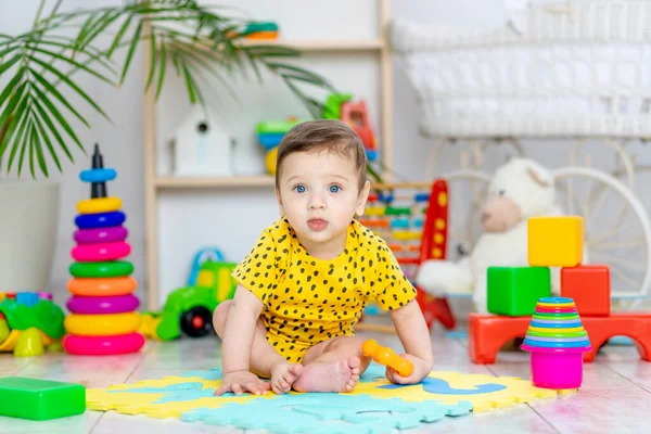 Menino Brinca Quarto Das Crianças Bodysuit Amarelo Com Brinquedos Coloridos — Fotografia de Stock