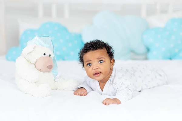 Petit Bébé Afro Américain Dans Berceau Dans Chambre Couché Sur — Photo