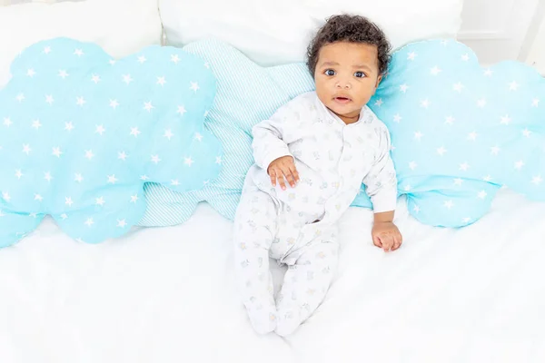 Petit Enfant Afro Américain Sur Lit Blanc Dans Chambre Est — Photo