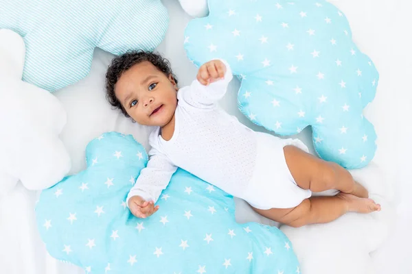 Souriant Petit Enfant Afro Américain Sur Lit Blanc Dans Chambre — Photo