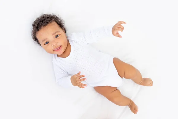 Petit Bébé Afro Américain Souriant Sur Lit Blanc Dans Chambre — Photo