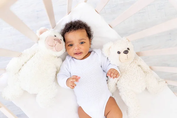 Mignon Petit Bébé Afro Américain Dans Lit Couchage Blanc Avec — Photo