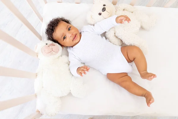 Petit Bébé Afro Américain Souriant Dans Lit Couchage Blanc Avec — Photo