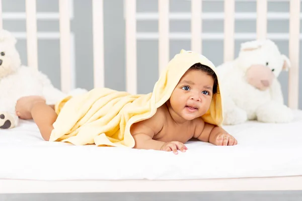 Petit Bébé Afro Américain Souriant Couche Après Bain Dans Une — Photo