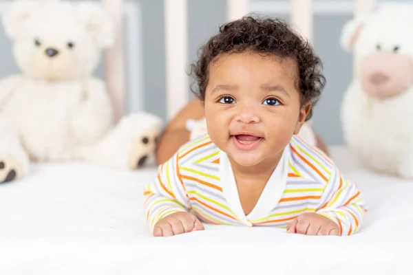 Bebé Afroamericano Feliz Sonriente Cama Con Juguetes — Foto de Stock