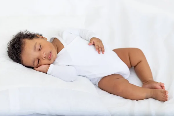 African American Little Baby Sleeps White Bed Home Her Hand — Stock Photo, Image