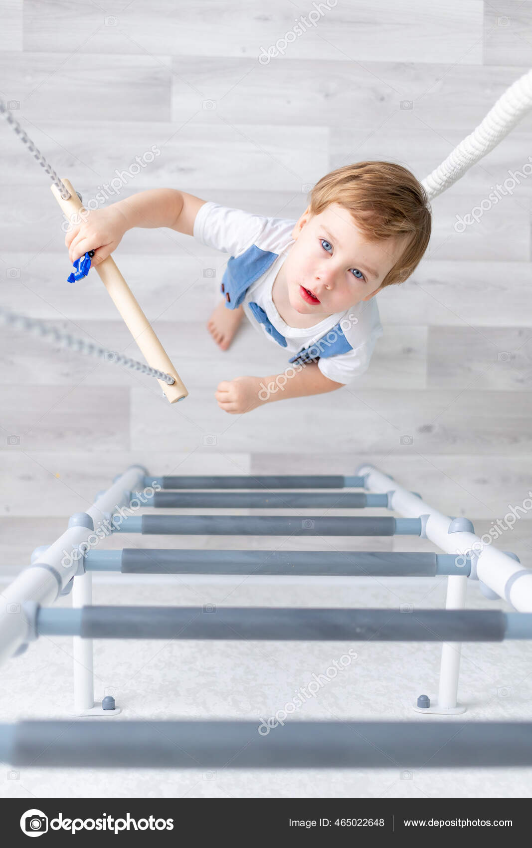 Um menino está jogando uma máquina de escrever em um fundo