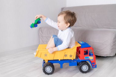 Mutlu erkek bebek evde oynuyor, daktilo kullanıyor, çocuk oyunu konsepti.