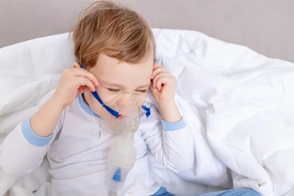 Hasta Çocuk Astım Spreyini Çıkarıyor Evde Tedavi Olmak Istemiyor Sağlık — Stok fotoğraf