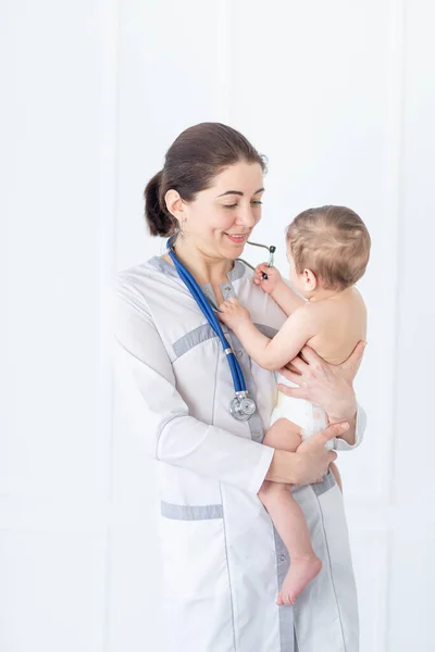 Pediatri Bir Doktor Bir Bebeği Muayene Eder Tıp Sağlık Kavramını — Stok fotoğraf