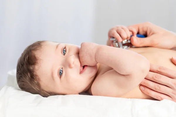 Pediatri Bir Doktor Bir Çocuğu Muayene Eder Bebeğin Kalp Atışlarını — Stok fotoğraf