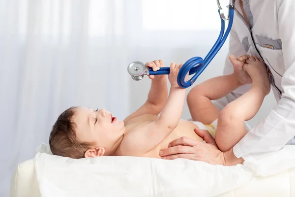 Pediatri Doktor Bir Çocuğu Muayene Eder Çocuğun Nefes Alışını Ilaç — Stok fotoğraf