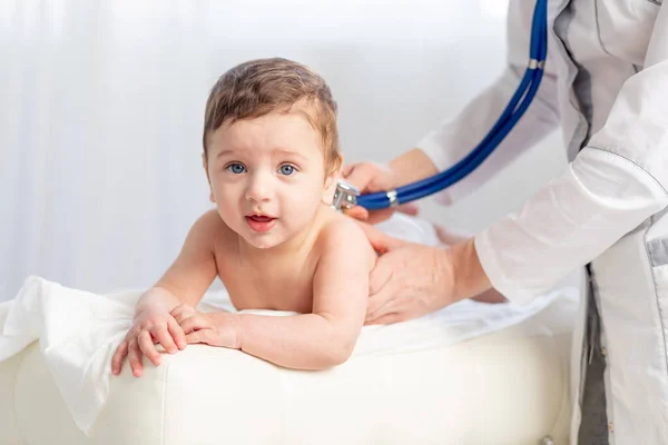 Pediatri Doktor Bir Çocuğu Muayene Eder Çocuğun Nefes Alışını Ilaç — Stok fotoğraf