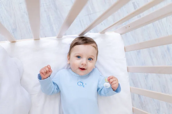 Feliz Sorrindo Bebê Menino Berço Azul Bodysuit Bonito Alegre Pequeno — Fotografia de Stock