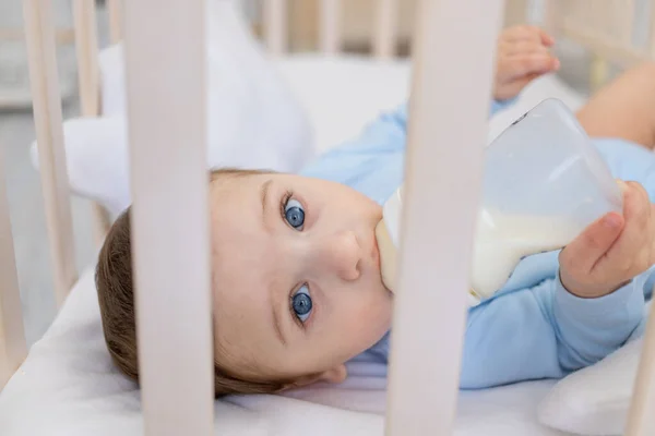 Bebé Niño Comiendo Biberón Leche Cuna Traje Cuerpo Azul Lindo —  Fotos de Stock