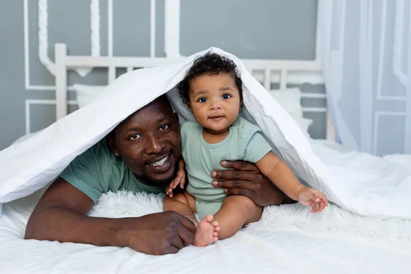 Mutlu Gülümseyen Afrikalı Amerikalı Baba Bebek Oğlu Evde Battaniyenin Altında — Stok fotoğraf