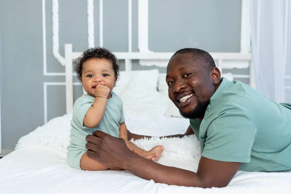 Mutlu Gülümseyen Afrikalı Amerikalı Baba Küçük Oğlu Evde Sarılıp Oynuyorlar — Stok fotoğraf
