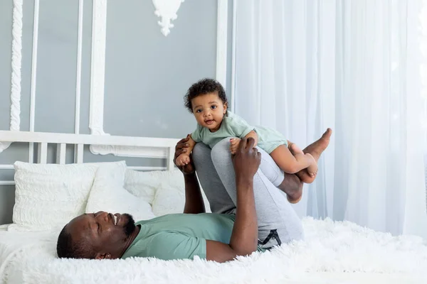 Mutlu Gülümseyen Afrikalı Amerikalı Baba Küçük Oğlu Evde Sarılıp Oynuyorlar — Stok fotoğraf