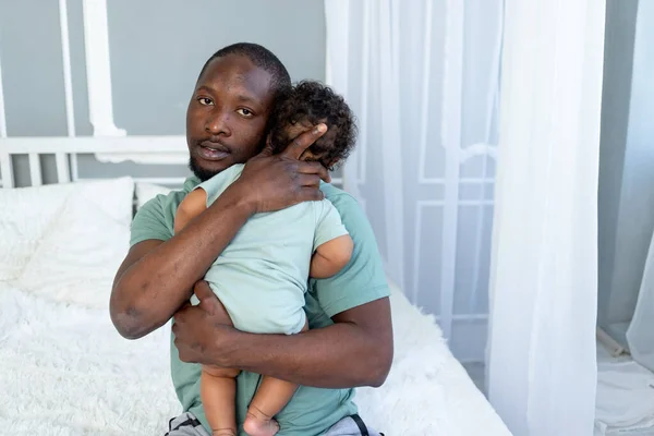 Afrikalı Amerikalı Baba Kucağına Aldı Mutlu Bir Aile Babalar Günü — Stok fotoğraf
