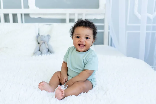 Bébé Afro Américain Sourit Rit Assis Sur Lit Maison — Photo