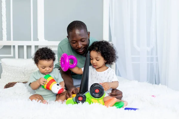 Afro Amerikalı Çocuklu Aile Babası Bebekler Evde Renkli Bir Piramit — Stok fotoğraf