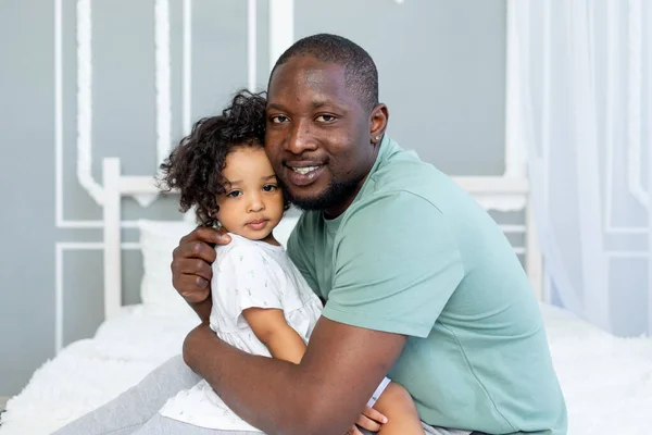 Mutlu Afro Amerikalı Baba Evde Kızına Sarılıyor Mutlu Bir Aile — Stok fotoğraf