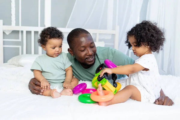 Afro Amerikalı Çocuklu Aile Babası Bebekler Evde Renkli Bir Piramit — Stok fotoğraf