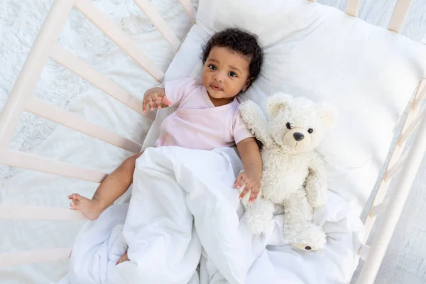 Heureux Sourire Afro Américain Bébé Dans Berceau Avec Ours Peluche — Photo