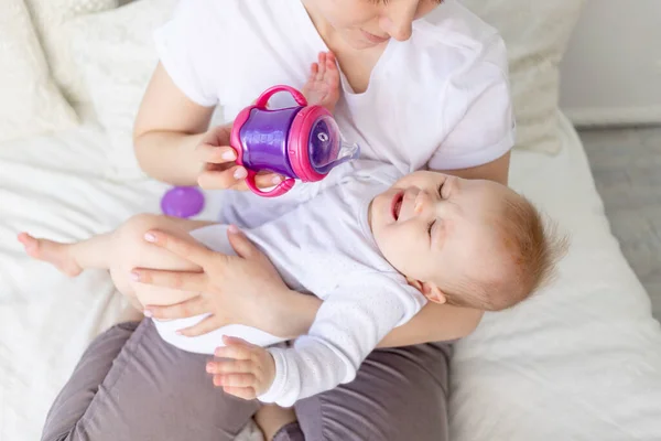 Anne Şişesi Ağlayan Bir Bebeği Evde Beyaz Bir Yatakta Besler — Stok fotoğraf