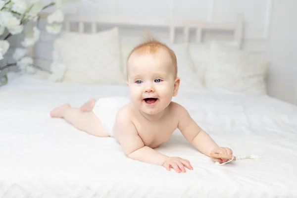 Feliz Bebé Sonriente Pañales Una Cama Algodón Blanco Casa Seis — Foto de Stock