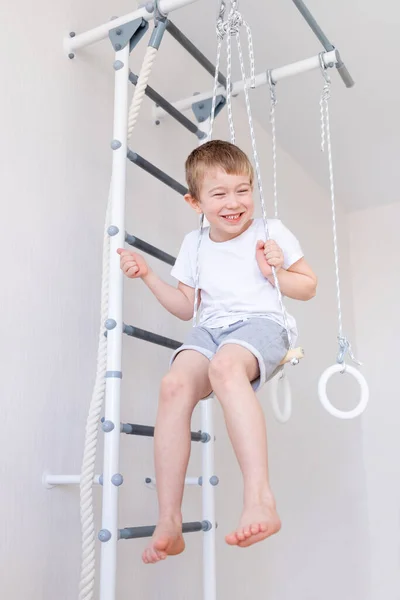 Uma Criança Balança Balanço Parede Sueca Faz Esportes Casa Conceito — Fotografia de Stock