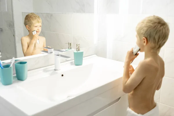 Een Zesjarige Jongen Scheert Zijn Baard Met Een Elektrisch Scheermes — Stockfoto