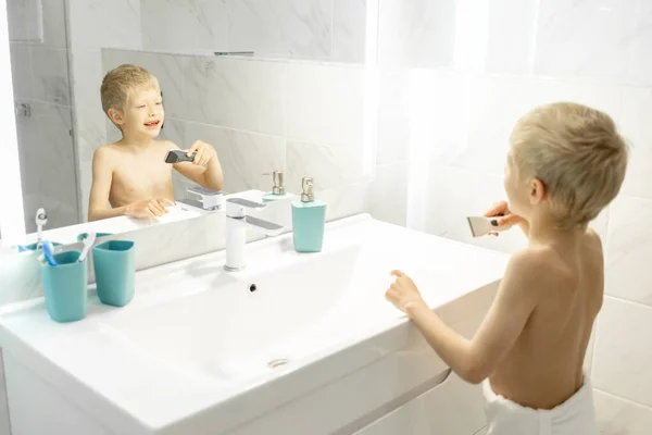 Een Zesjarige Jongen Scheert Zijn Baard Met Een Elektrisch Scheermes — Stockfoto