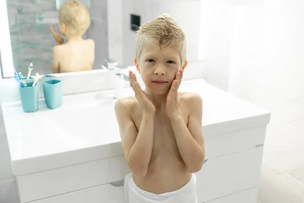 Zes Jarige Jongen Brengt Aftershave Als Papa Ochtend Bad Hygiëne — Stockfoto