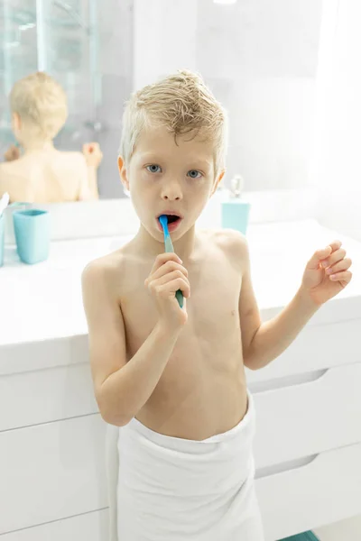 Een Zesjarige Jongen Poetst Morgens Zijn Tanden Het Bad Voor — Stockfoto