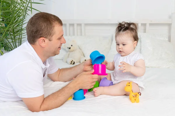 Baba Kız Evdeki Parlak Odada Renkli Oyuncaklarla Oynuyorlar — Stok fotoğraf