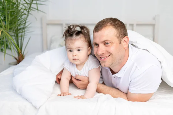 Baba Kız Bebek Battaniyenin Altında Yatakta Gülümsüyor Sarılıyorlar Mutlu Aile — Stok fotoğraf