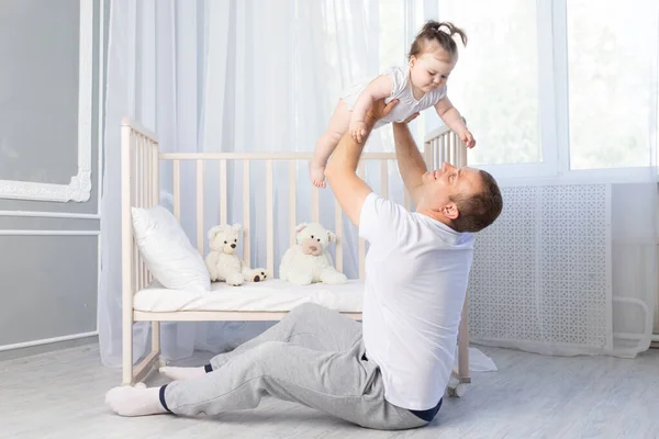 Pappa Och Baby Lek Och Kasta Upp Barnkammaren Lycklig Faderskap — Stockfoto