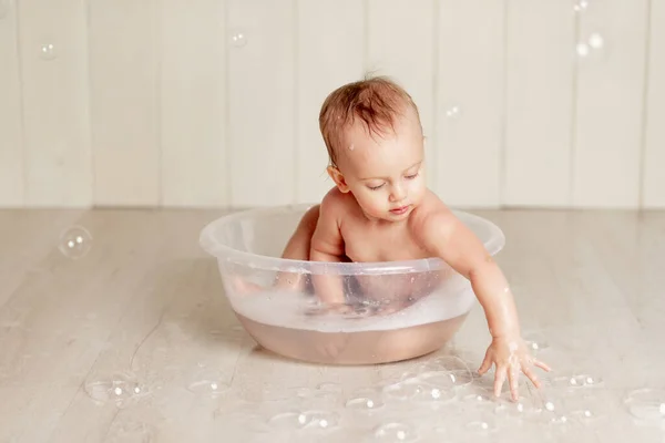 Bebé Baña Lava Lavabo Con Espuma Burbujas Jabón — Foto de Stock