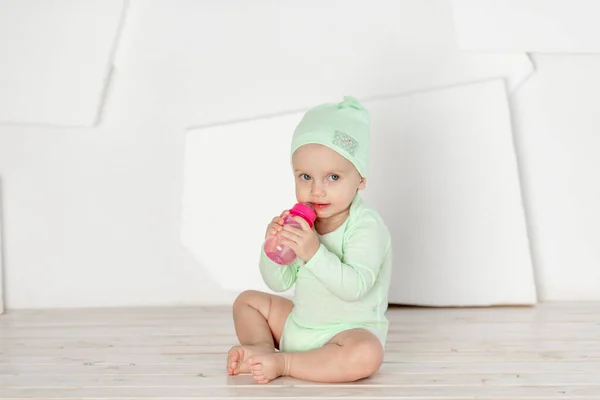 Babygetränke Aus Der Flasche Grünen Body Das Konzept Der Ernährung — Stockfoto