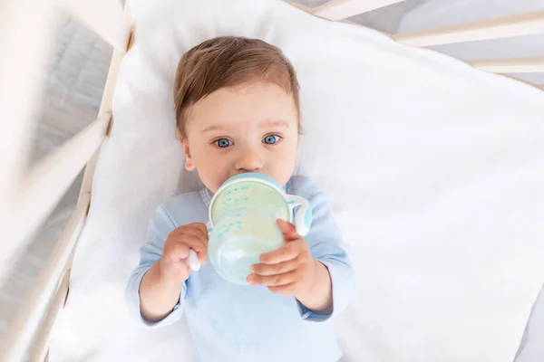 Baby Mit Einer Flasche Milch Der Hand Der Krippe Essen — Stockfoto