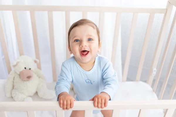 Heureux Bébé Garçon Tient Dans Crèche Dans Pépinière Sourit Rit — Photo