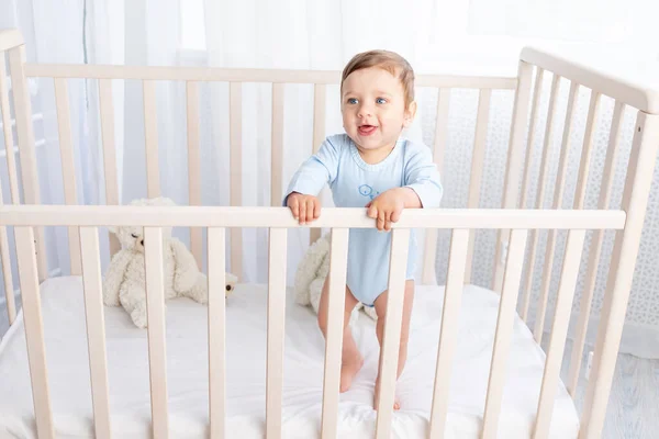 Щасливий Хлопчик Стоїть Дитячому Ліжечку Посміхається Або Сміється — стокове фото