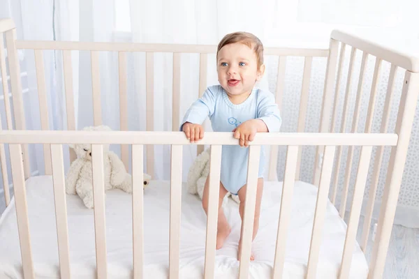 Niño Feliz Para Cuna Guardería Sonríe Ríe —  Fotos de Stock