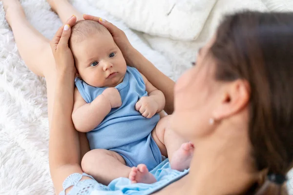 Ein Neugeborenes Baby Den Armen Meiner Mutter Auf Dem Bett — Stockfoto