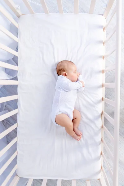 健康的睡眠新生儿在床上的床床上小床里 — 图库照片