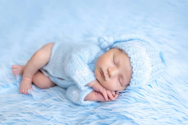 Nyfødte Baby Sover Sødt Blå Baggrund Med Hænderne Foldet Hans - Stock-foto