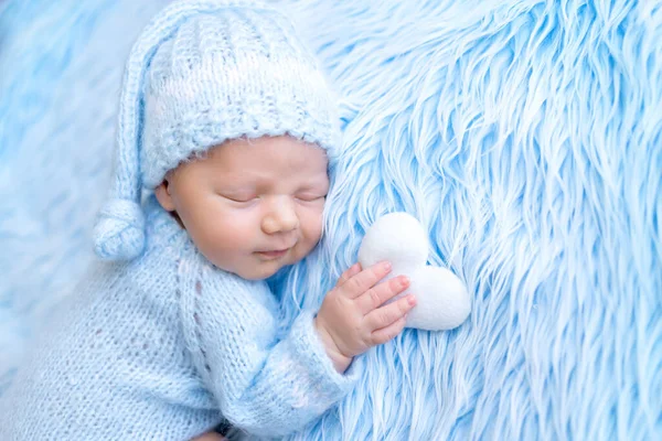 Nyfødte Baby Sover Sødt Blå Baggrund Med Hjerte Legetøj Hånden - Stock-foto