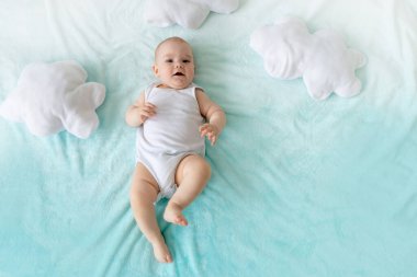 bebek mavi gökyüzü arka planında, bulutlar gülerken