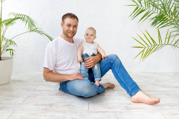 Baba Kucağında Küçük Oğluyla Beyaz Bir Arka Planda Sarılıyor Mutlu — Stok fotoğraf
